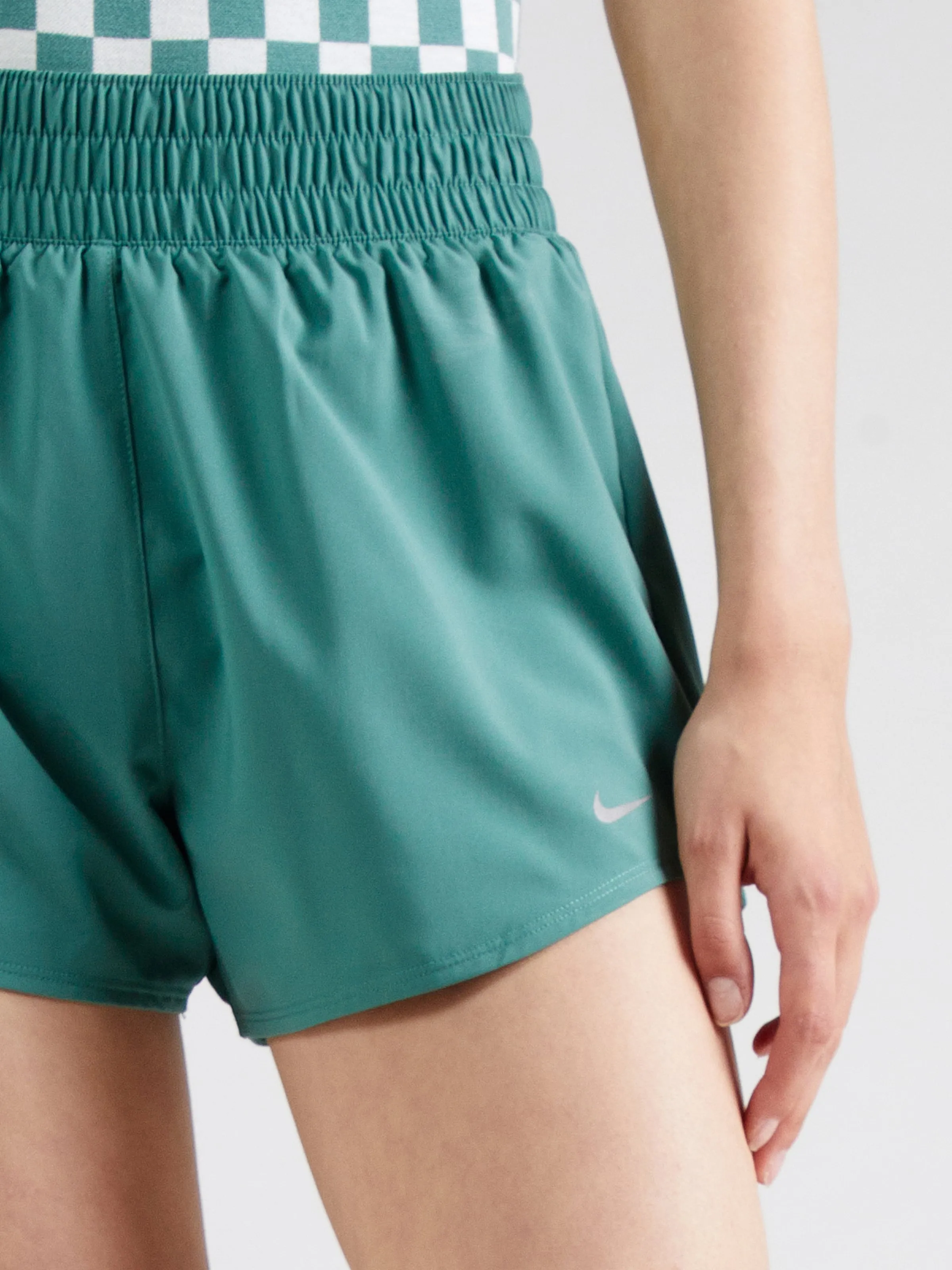 regular Pantalón deportivo 'ONE' NIKE en Verde