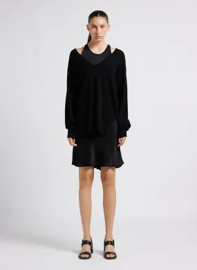 Vestido de cuello de pico con combinación en negro